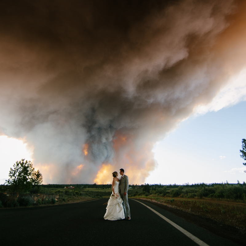 Illustration for article titled How this couple ended up with the most dramatic wedding pictures ever
